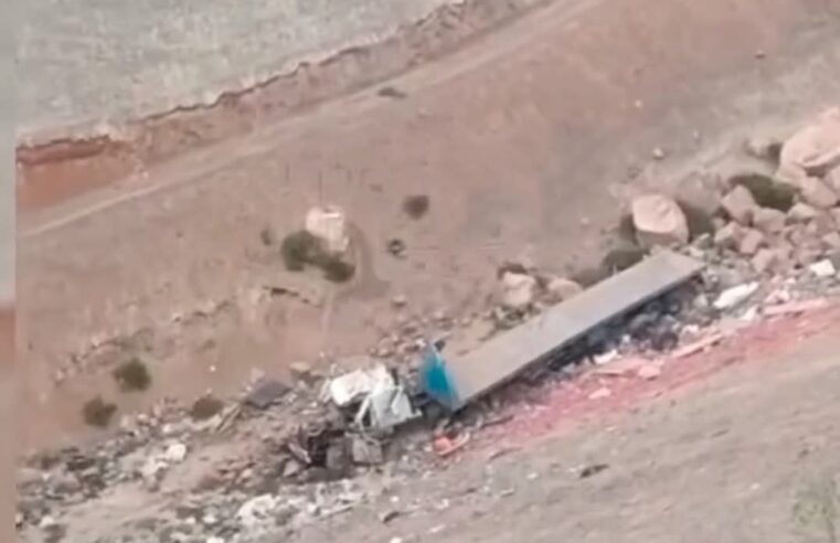 Tres fallecidos y dos heridos en despiste de tráiler en Camaná