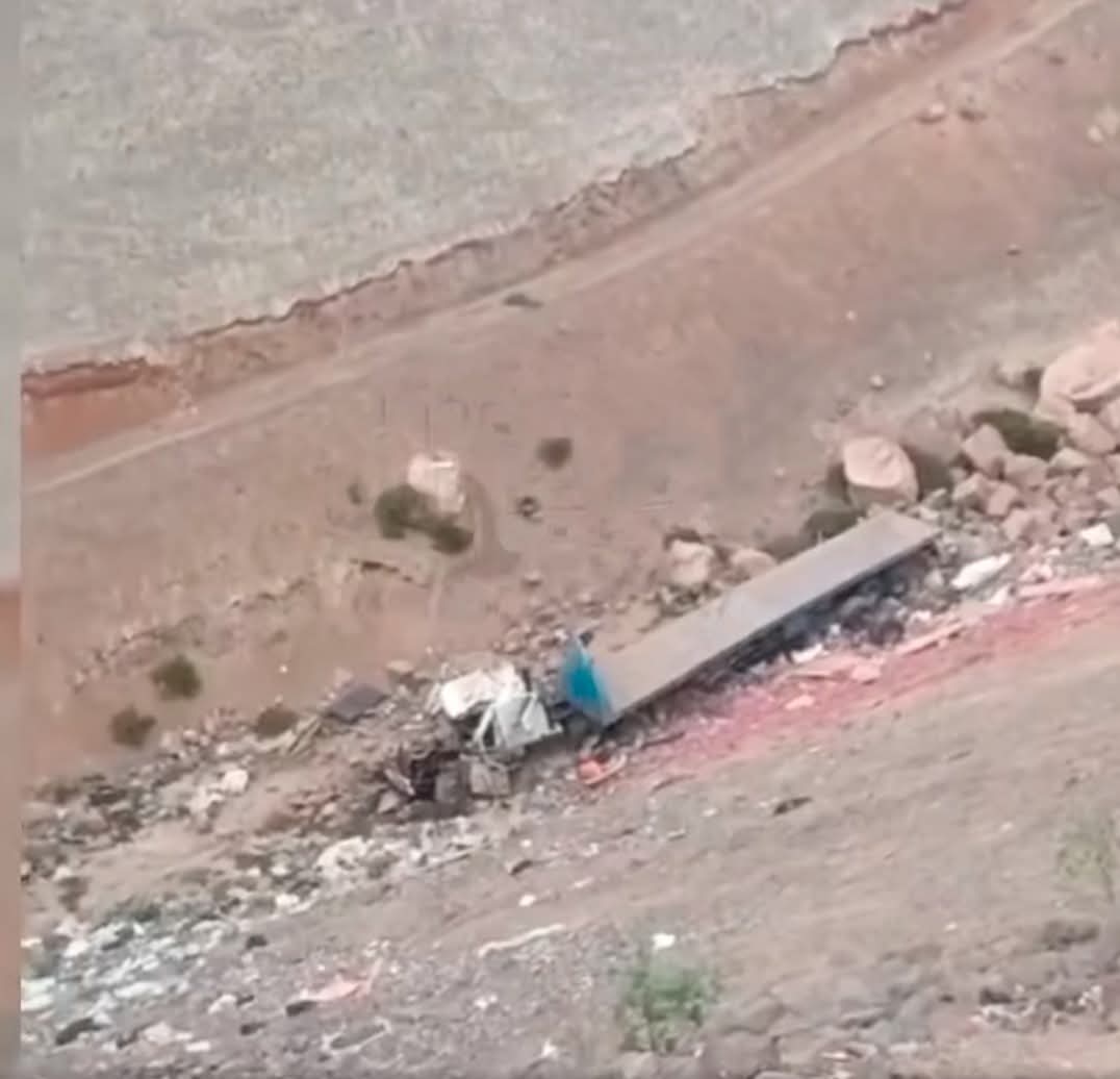 Tres fallecidos y dos heridos en despiste de tráiler en Camaná