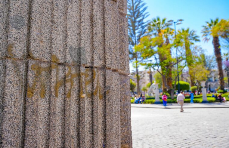 Nuevamente aparecen pintas en el centro histórico, vandalizan los Portales de San Agustín y el Templo de la Compañía