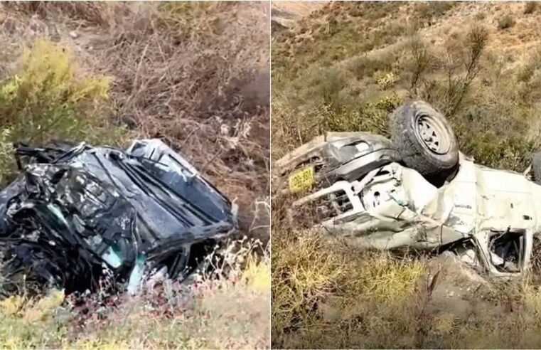 Volcadura de camioneta deja 3 fallecidos y 4 personas heridas