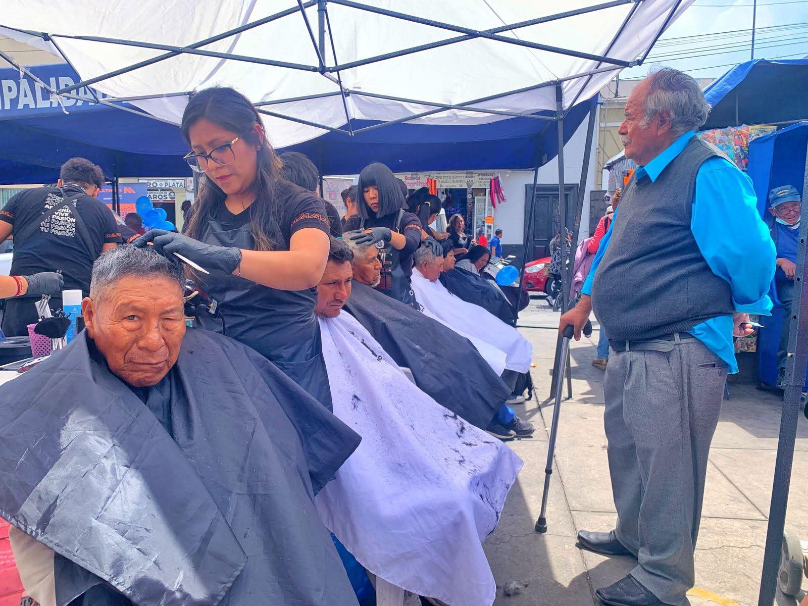 Alta demanda tuvo servicio gratuito de corte de pelo