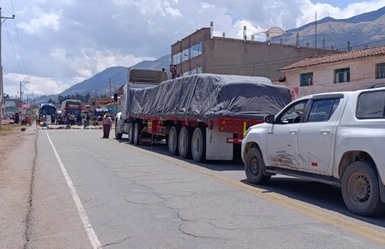 Cientos de vehículos permanecen varados en ruta hacia Abancay