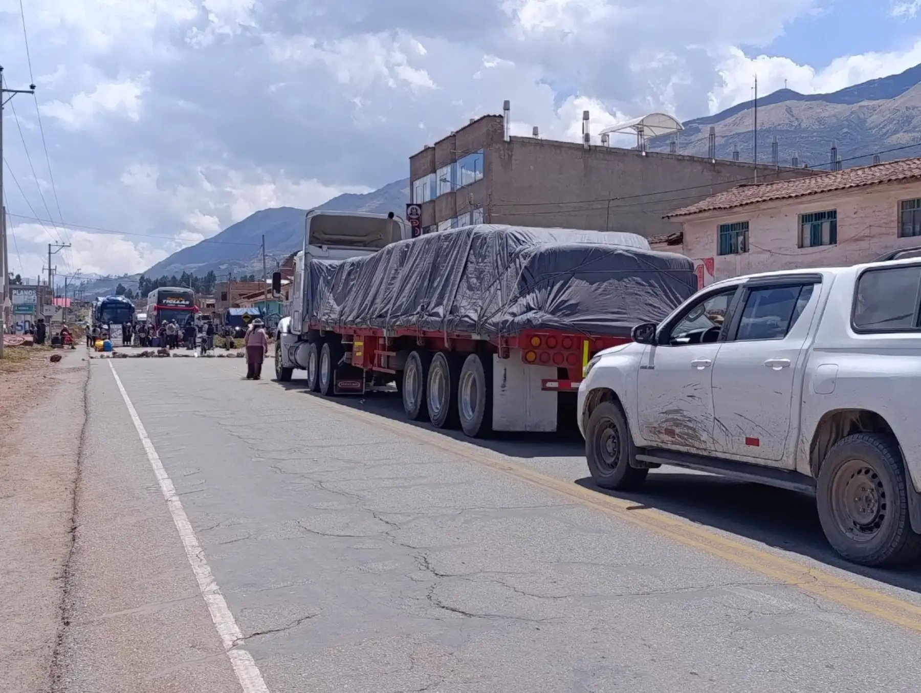 Cientos de vehículos permanecen varados en ruta hacia Abancay