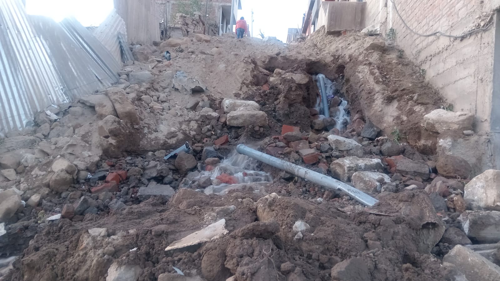 Vecinos de Miraflores preocupados por rotura de línea de agua