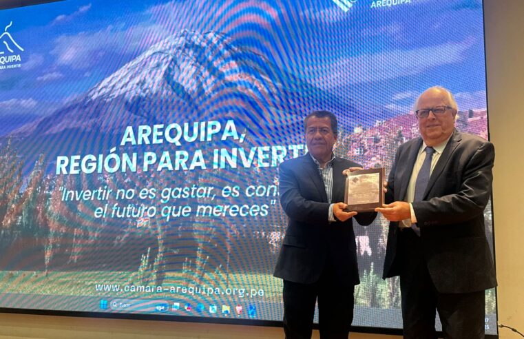Cámara de Comercio de Arequipa reconoce labor de Julio Velarde