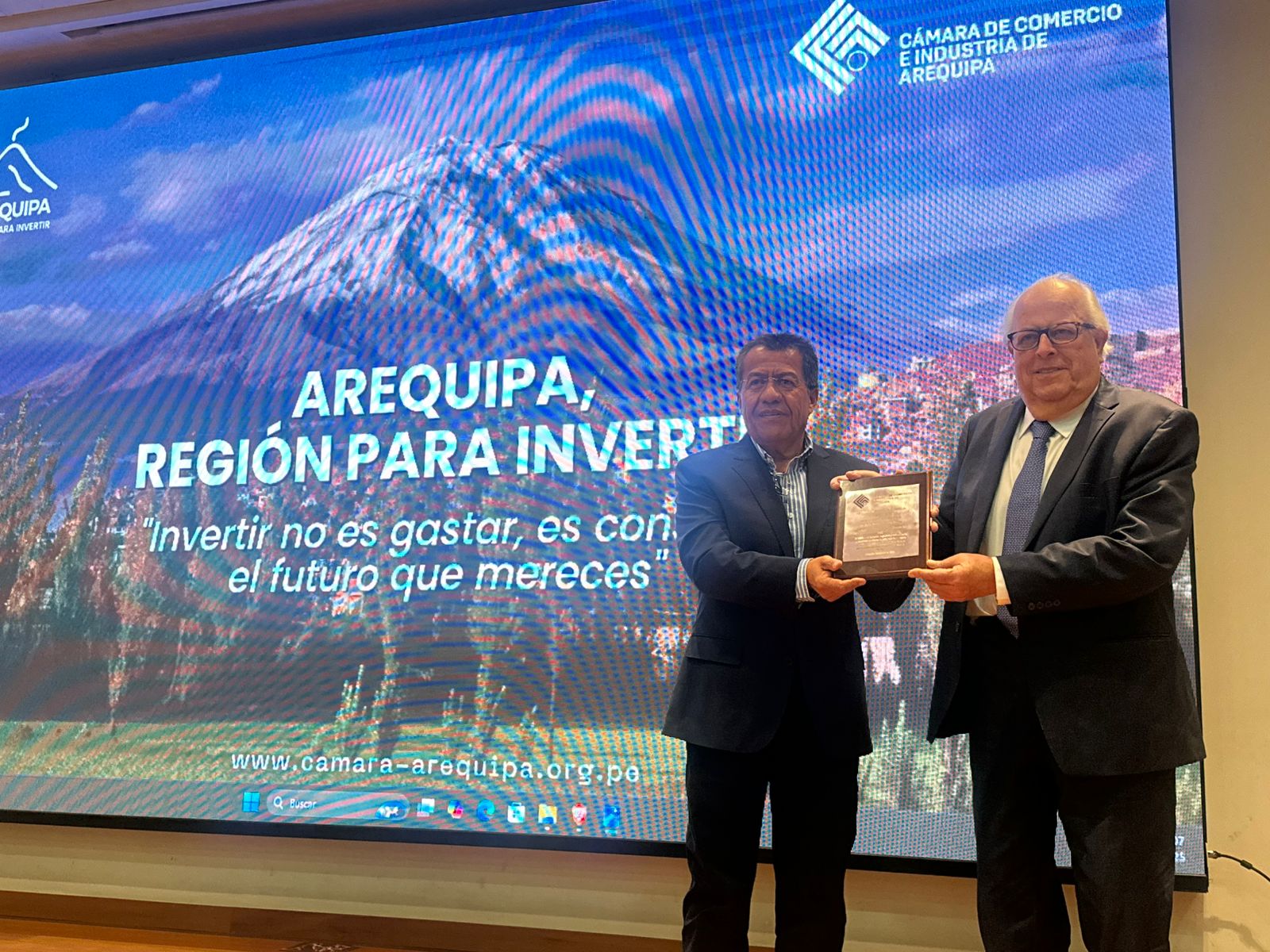 Cámara de Comercio de Arequipa reconoce labor de Julio Velarde