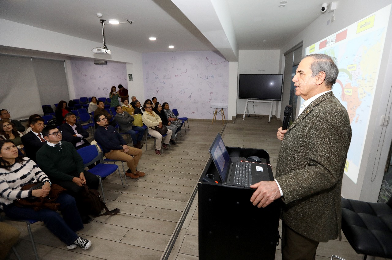 Legislador Roberto Chiabra impulsa diálogo con jóvenes en Arequipa