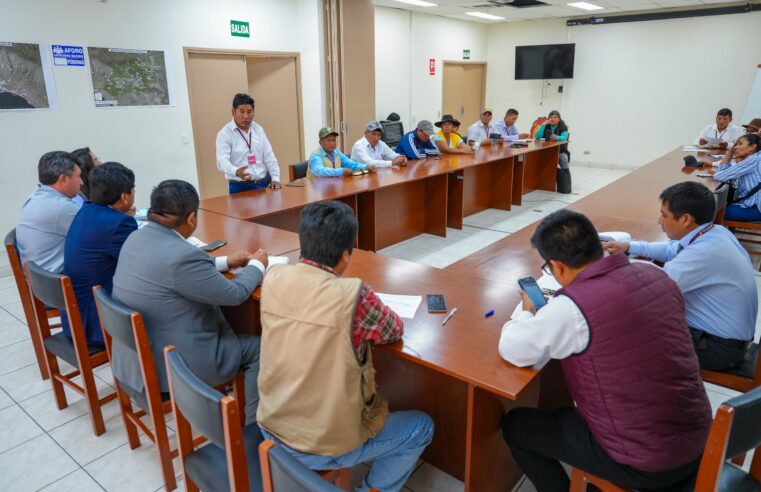 Informa a dirigentes de La Joya sobre transferencia del proyecto de agua