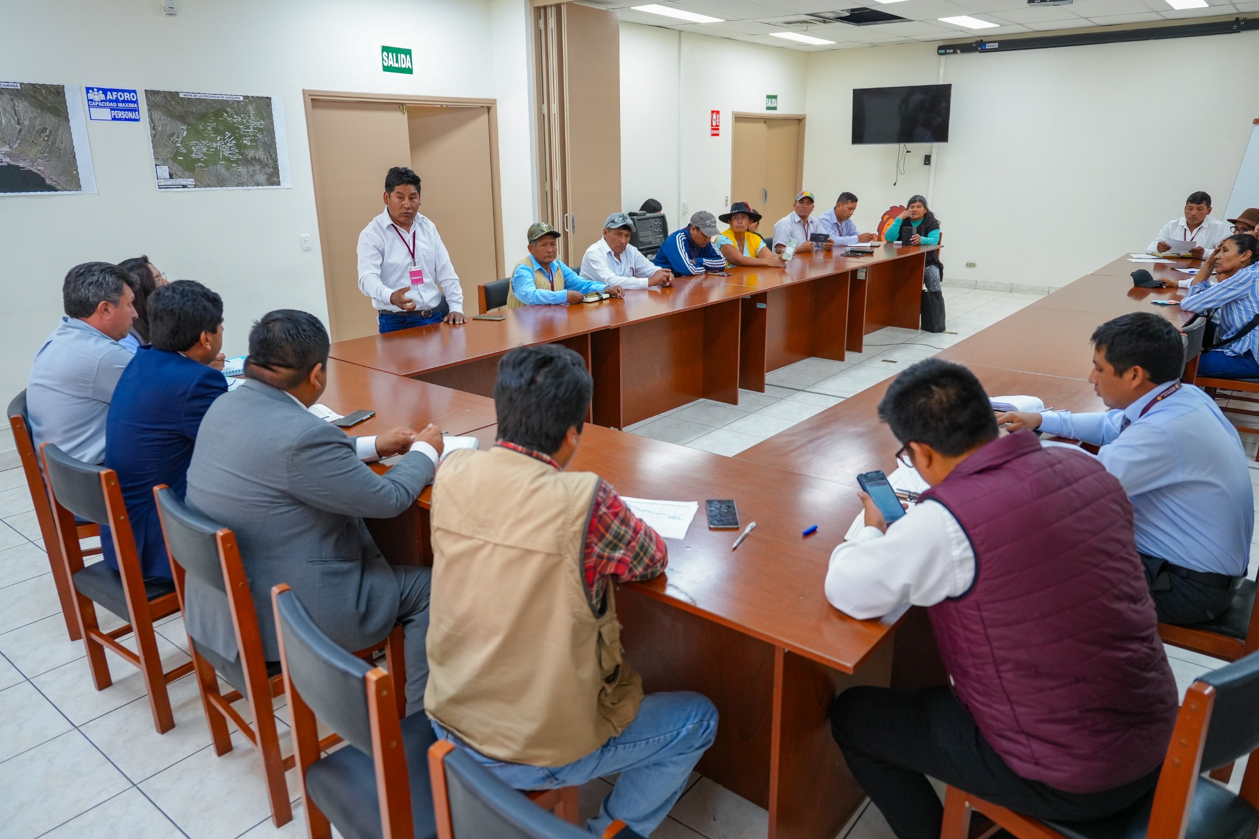 Informa a dirigentes de La Joya sobre transferencia del proyecto de agua