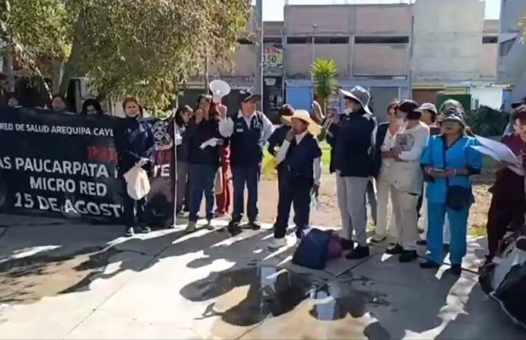 Trabajadores de salud protestan por reducción de guardias en Arequipa