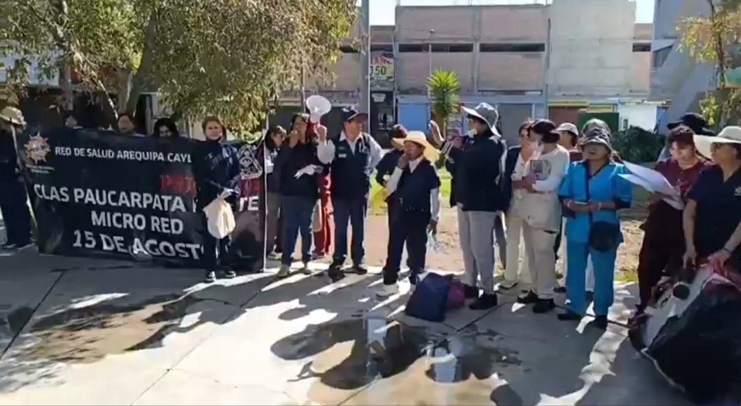 Trabajadores de salud protestan por reducción de guardias en Arequipa