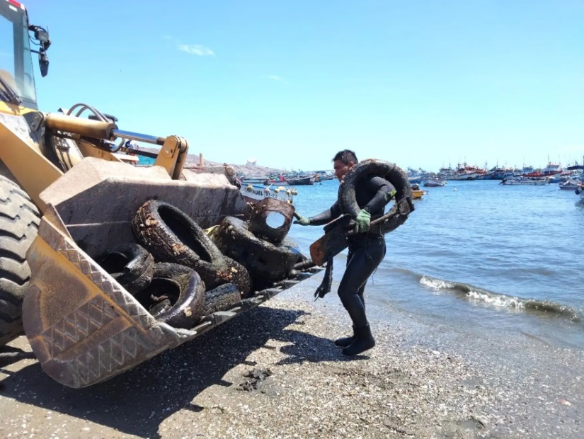 Buzos artesanales recolectan 11 toneladas de residuos
