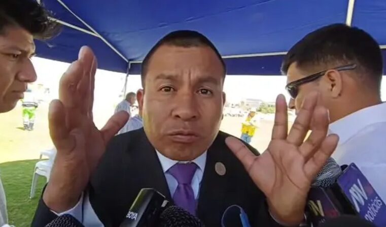 Alcalde de La Joya llega en aparente estado de ebriedad a evento público