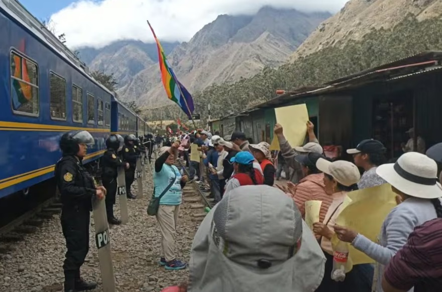 Se pierden S/ 2 millones diarios por ataque y bloqueo de vías a Machu Picchu