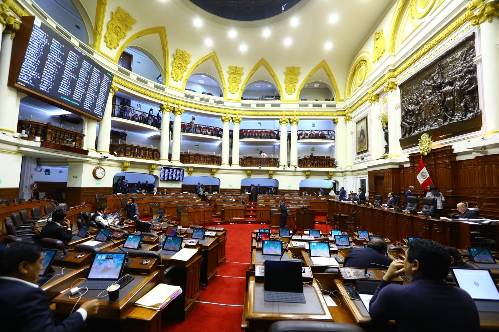 El Congreso y despilfarro del dinero público