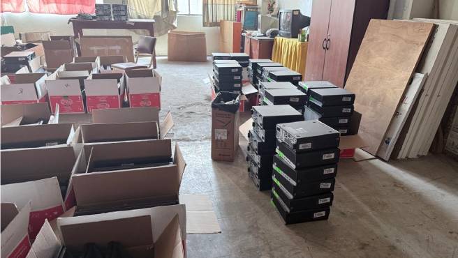 Más de 600 equipos informáticos donados con riesgo a deteriorarse