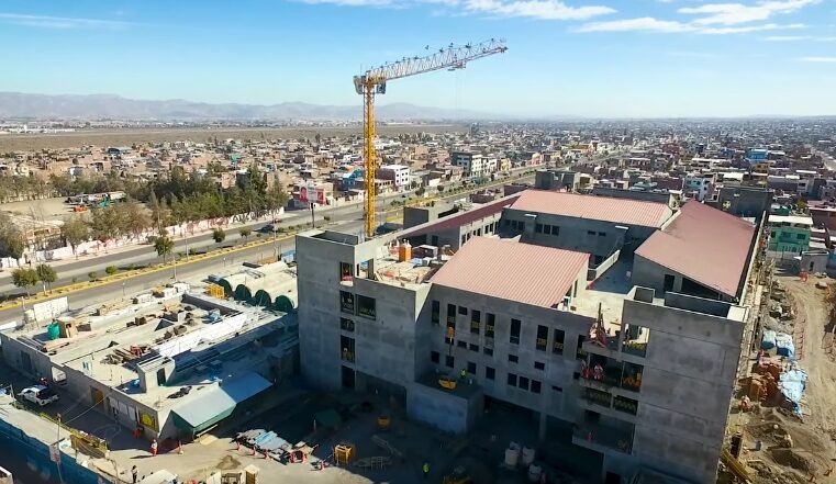 Equipos médicos siguen encajonados en obra del hospital Maritza Campos