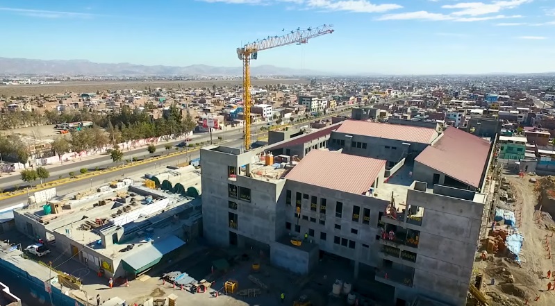 Equipos médicos siguen encajonados en obra del hospital Maritza Campos