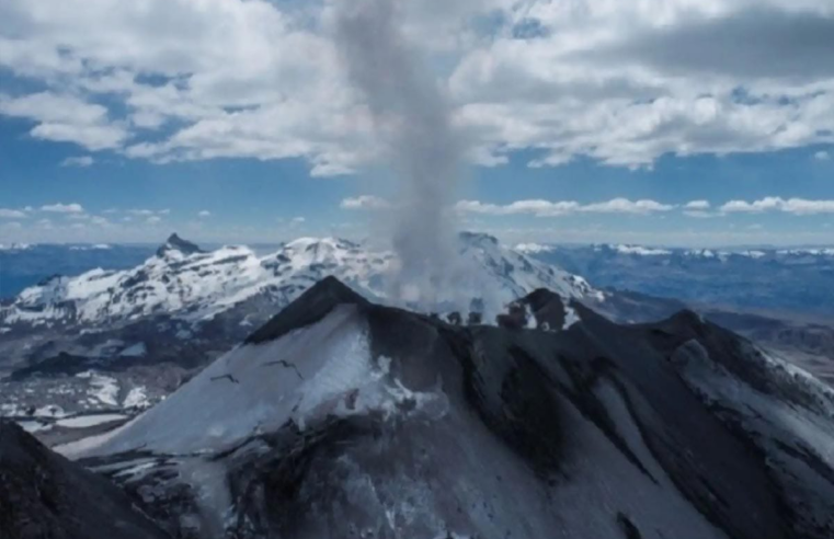 Volcán Sabancaya pasa a alerta naranja en actividad eruptiva