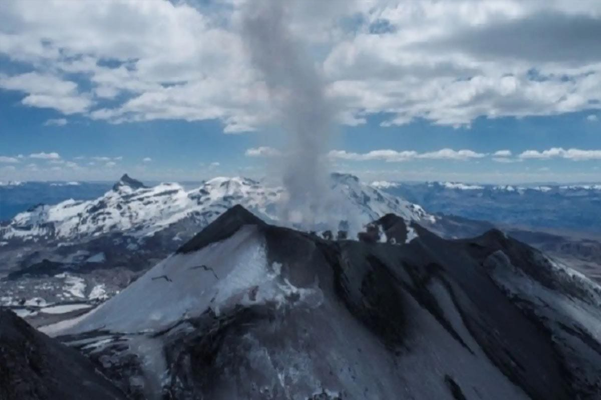Volcán Sabancaya pasa a alerta naranja en actividad eruptiva