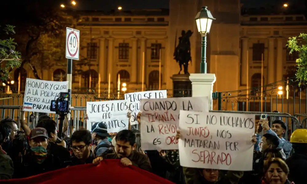 Jóvenes y transportistas marchan en centro de Lima contra la criminalidad