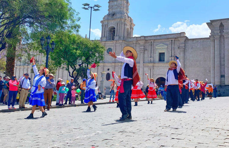 Colorido pasacalle en el Cercado por el Día Mundial del Turismo