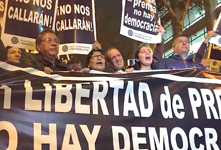 Alerta retroceso global de la democracia y caída en libertad de prensa