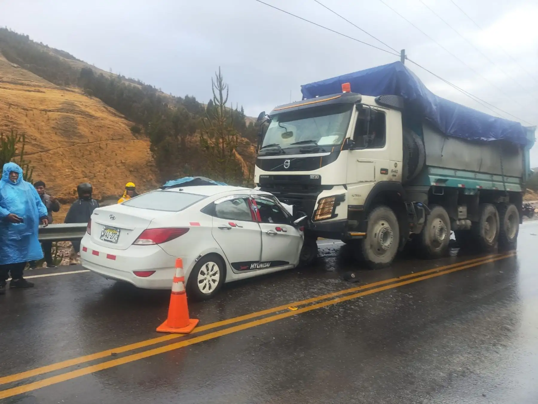 Cuatro personas fallecidas deja choque en vía Interoceánica Sur