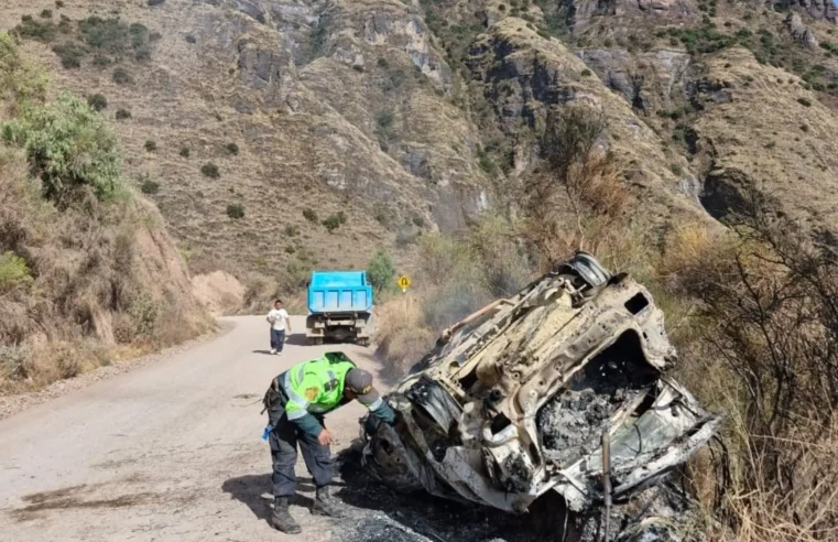 Vuelco e incendio de auto deja una persona fallecida y 2 heridos
