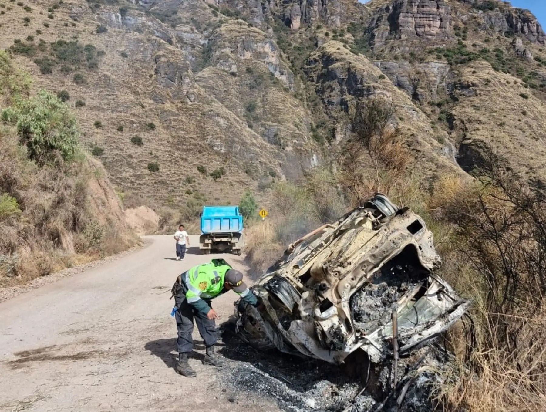 Vuelco e incendio de auto deja una persona fallecida y 2 heridos