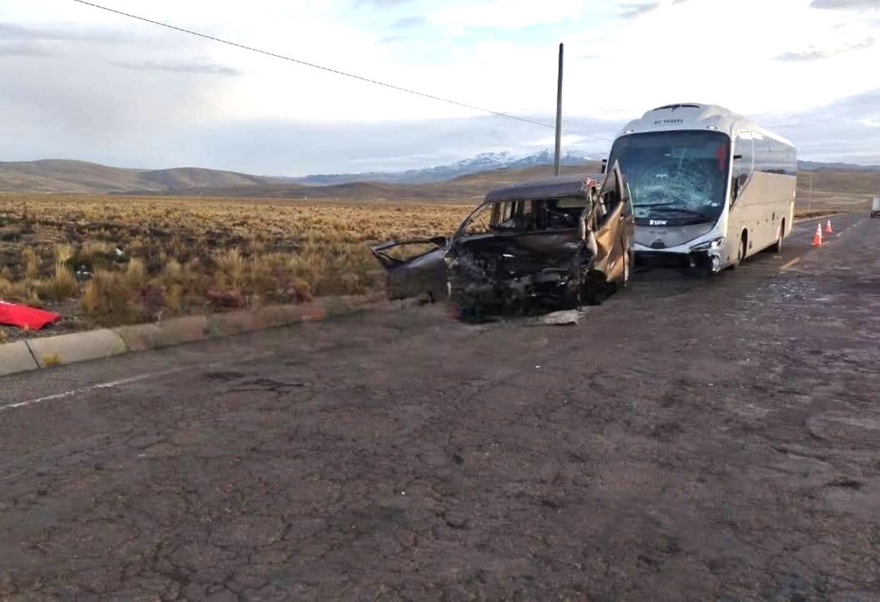 Cinco fallecidos deja el choque frontal en vía Juliaca – Arequipa