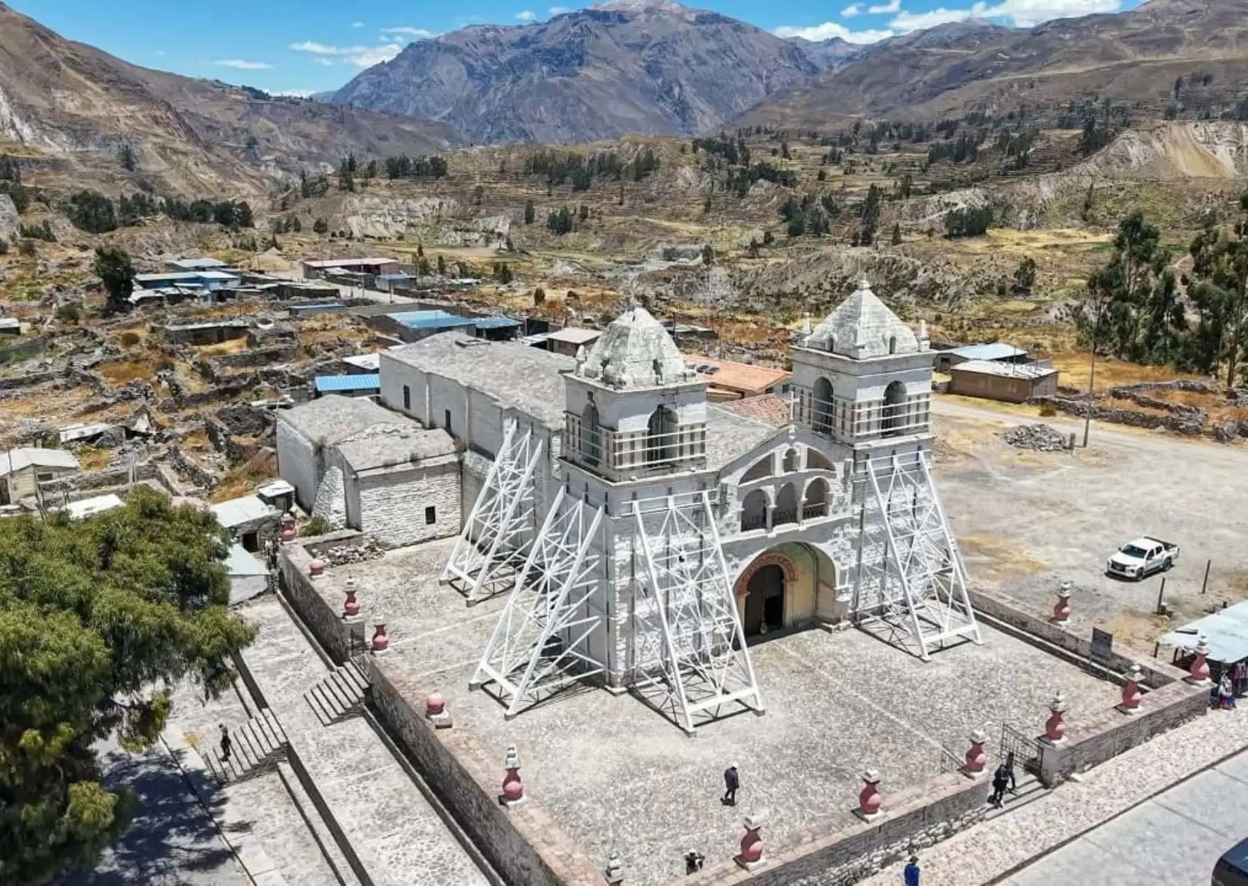 Arequipa: apuntalan estructura del templo de Maca por seguridad