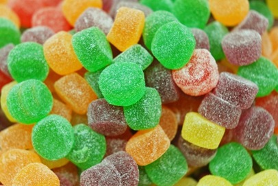 Dulces adulterados y máscaras tóxicas pueden afectar la salud de los niños