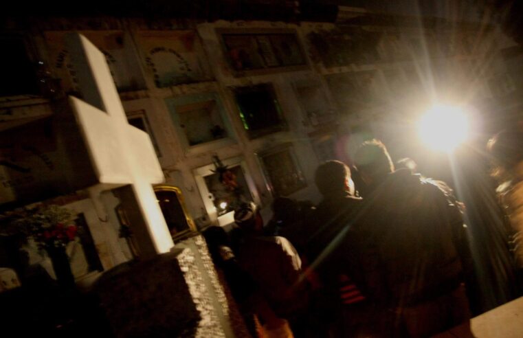 Arequipa siempre ha visitado a sus muertos en la noche