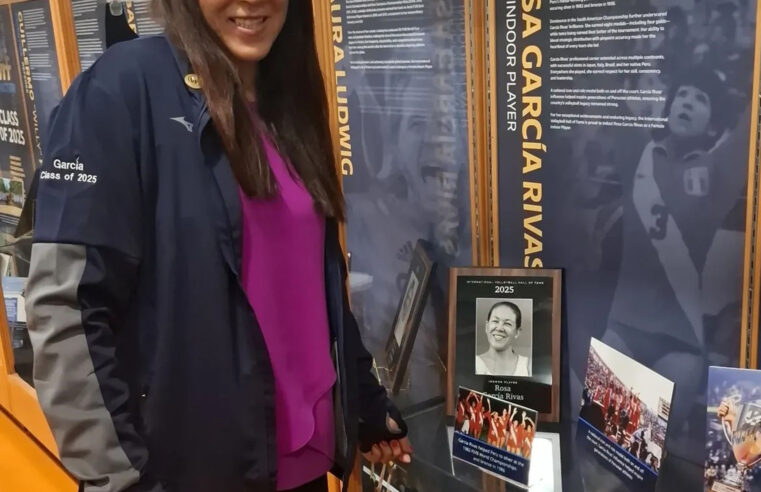«La China» Rosa García en el salón internacional de la fama de vóley
