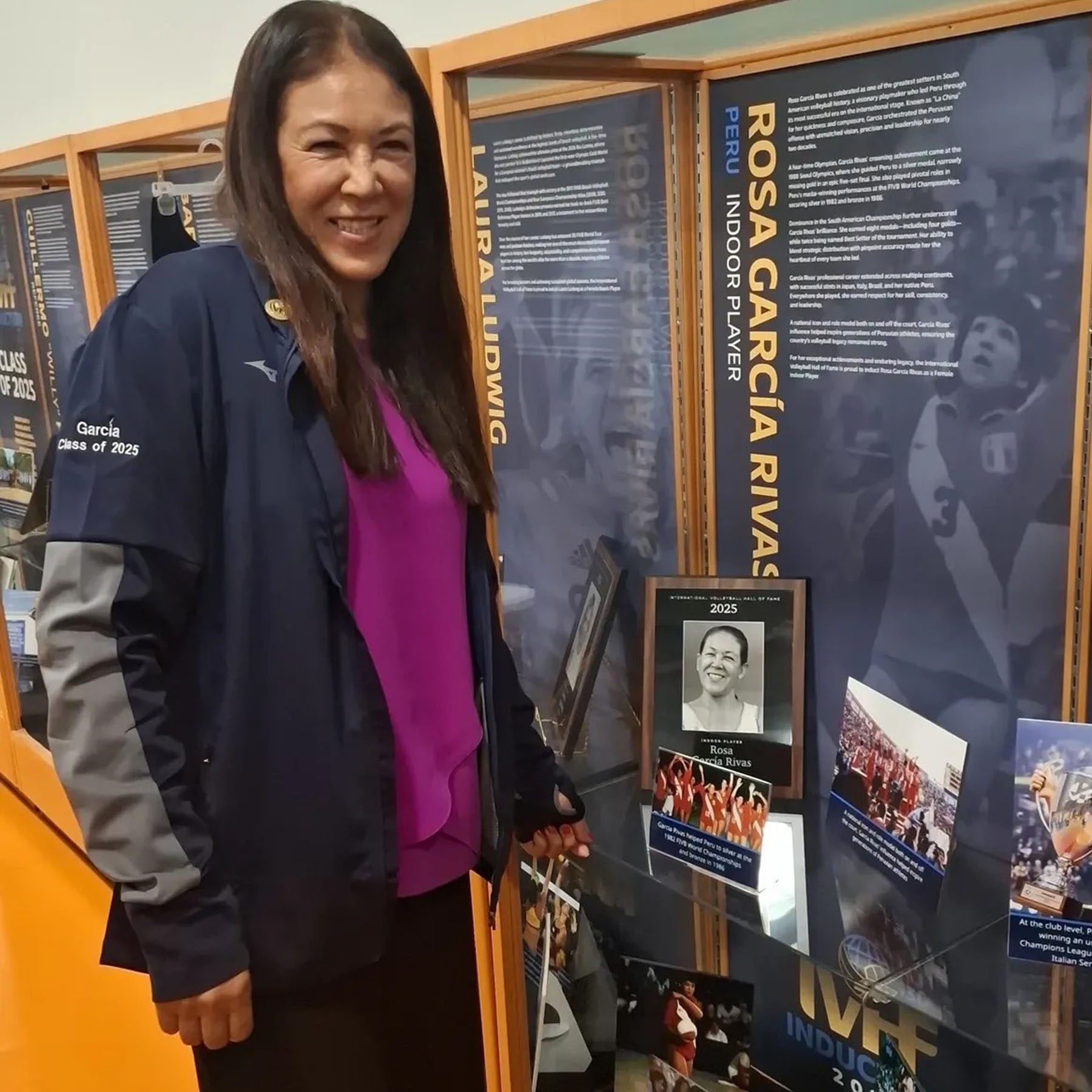 «La China» Rosa García en el salón internacional de la fama de vóley