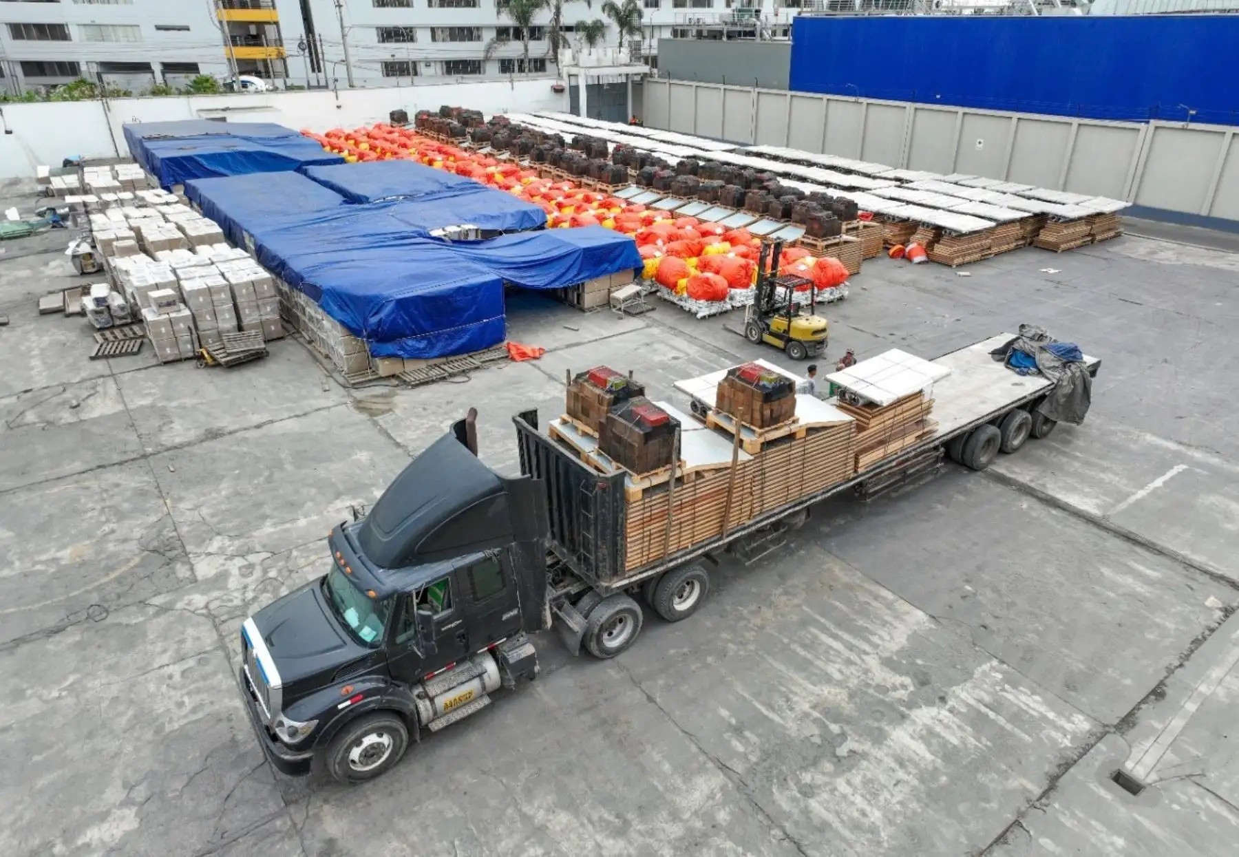Entregan 16 aulas tipo domo equipadas en dos escuelas