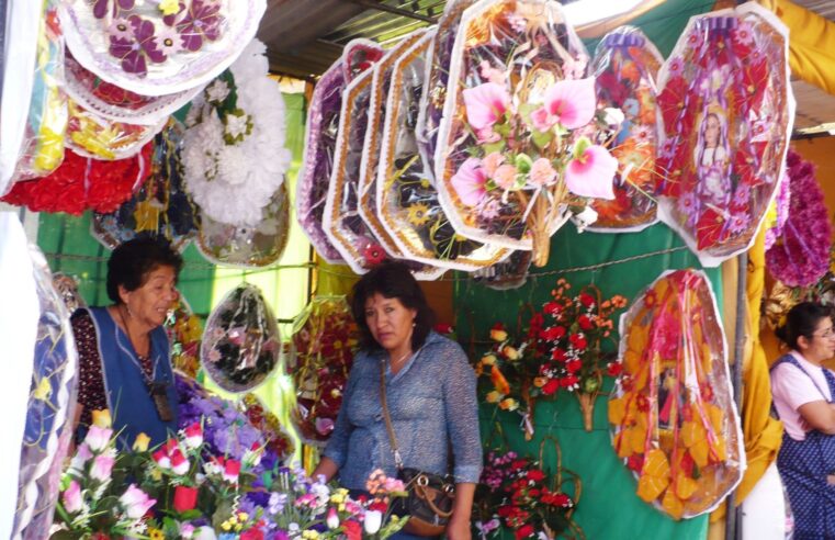 Día de Todos los Santos en Arequipa: coronas de papel para un ser querido