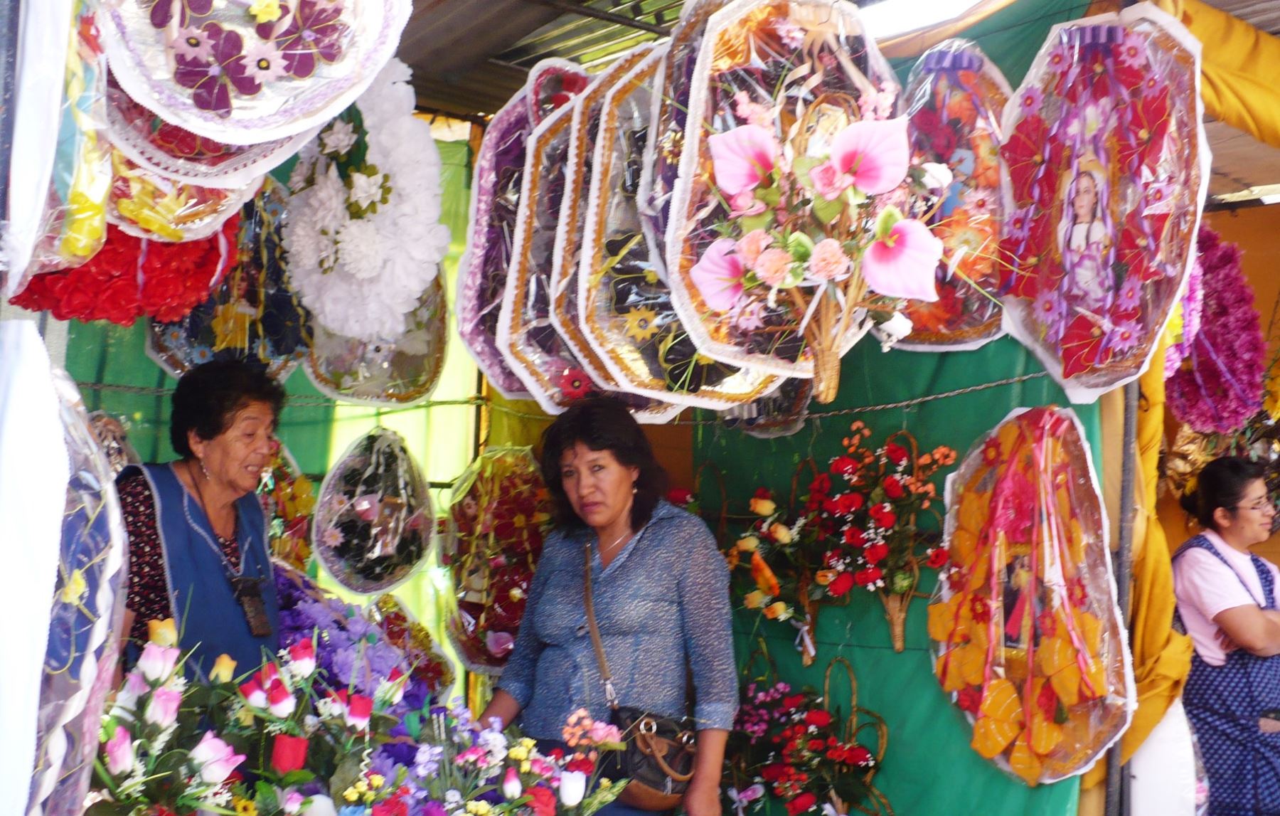 Día de Todos los Santos en Arequipa: coronas de papel para un ser querido