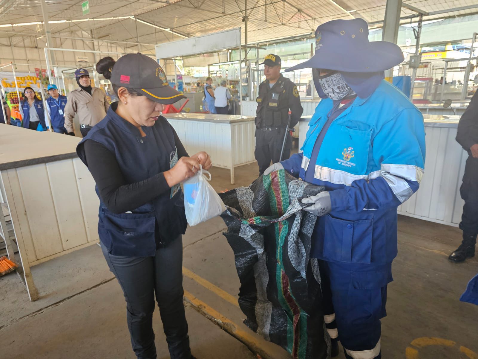 Municipalidad de Arequipa realizó inspección inopinada en Feria La Marina