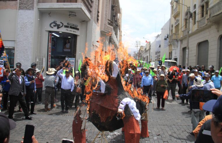 Gremios y jóvenes marchan en Arequipa contra el Gobierno y el Congreso