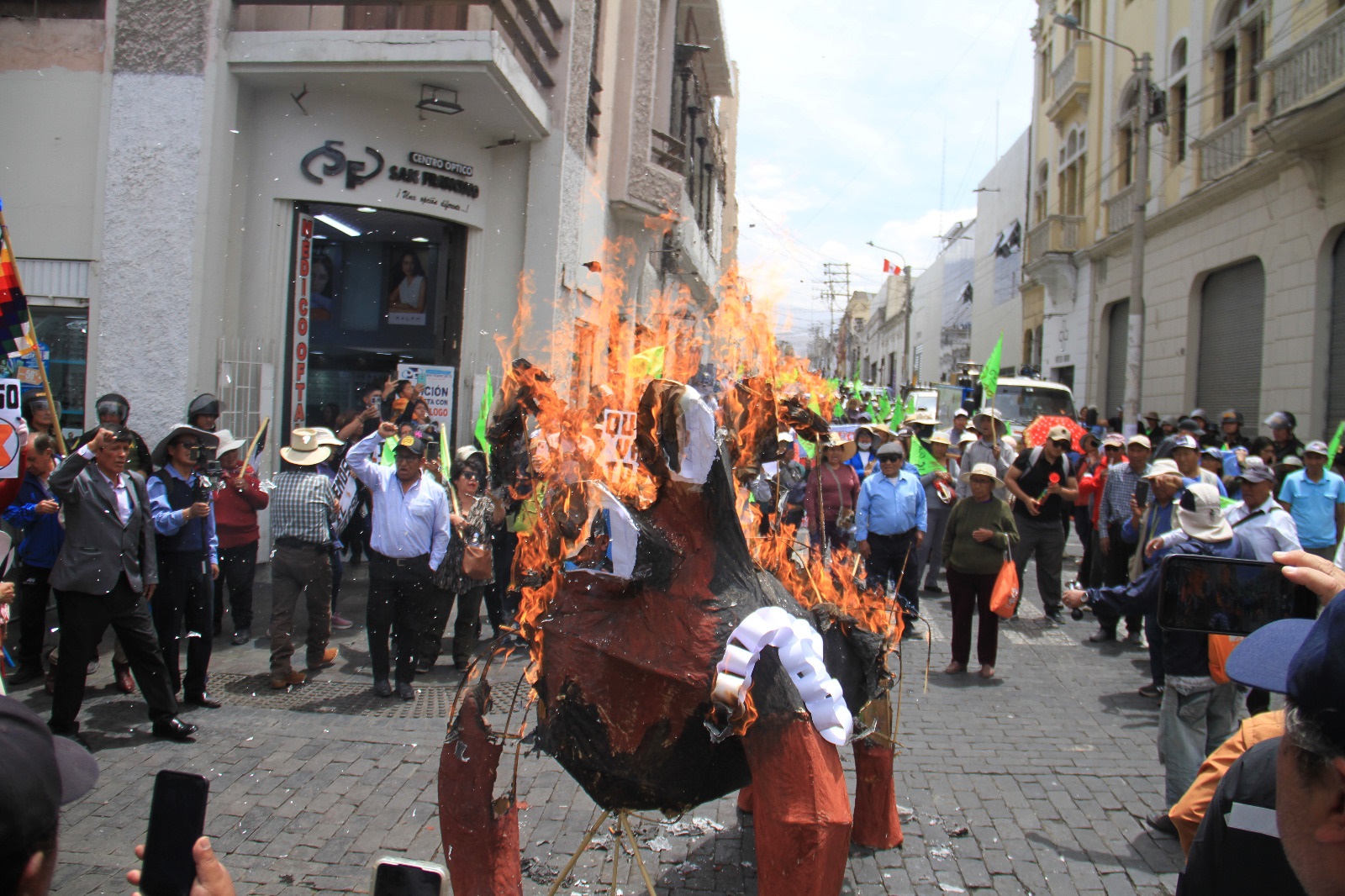 Gremios y jóvenes marchan en Arequipa contra el Gobierno y el Congreso