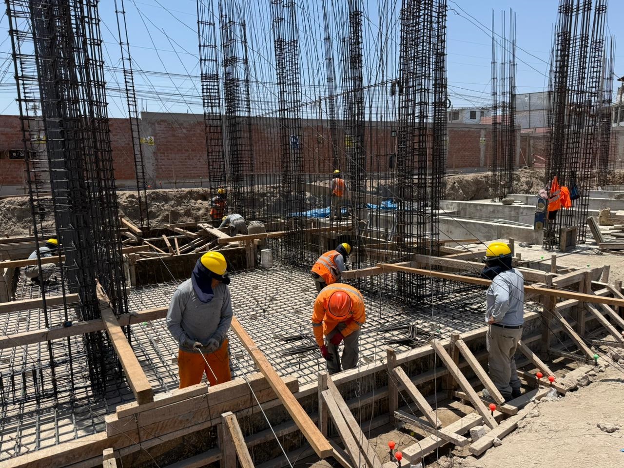 Supervisan avance de obras en colegios de La Joya y Camaná