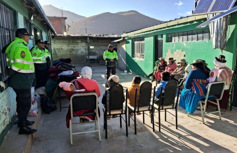 Policía ayuda a familias de San Juan de Tarucani