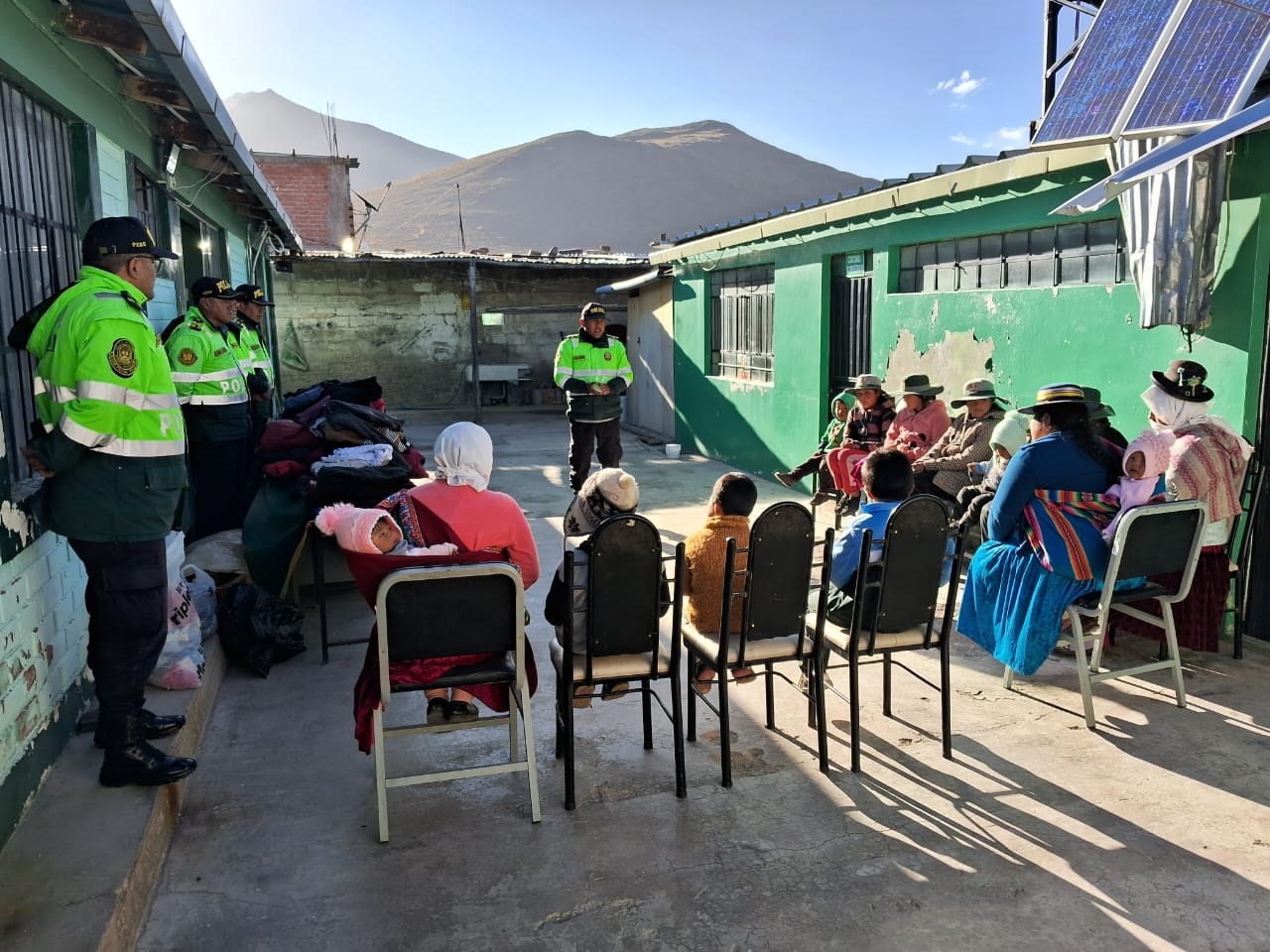 Policía ayuda a familias de San Juan de Tarucani