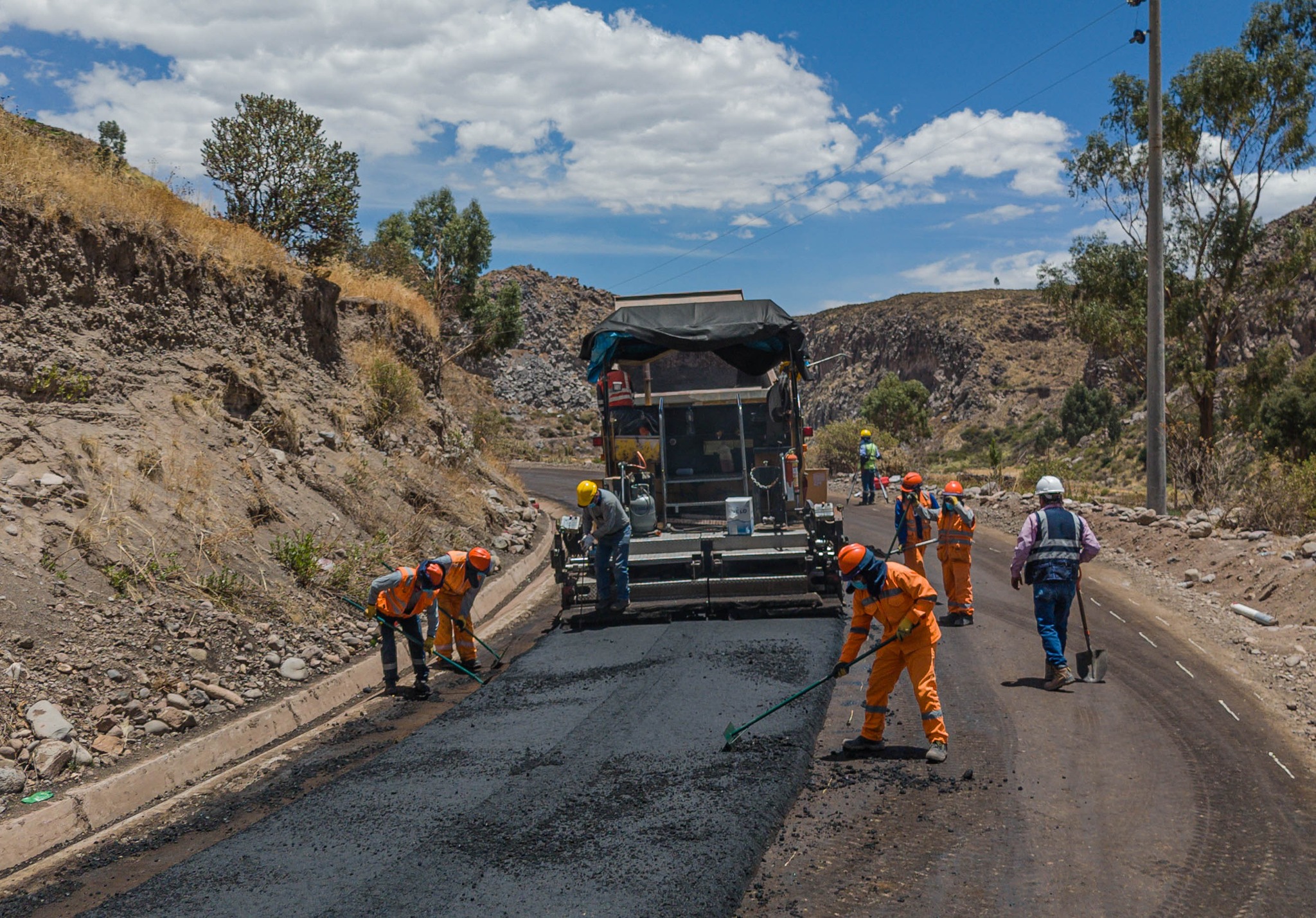 Asfaltan vía hacia los baños termales La Calera para impulsar turismo