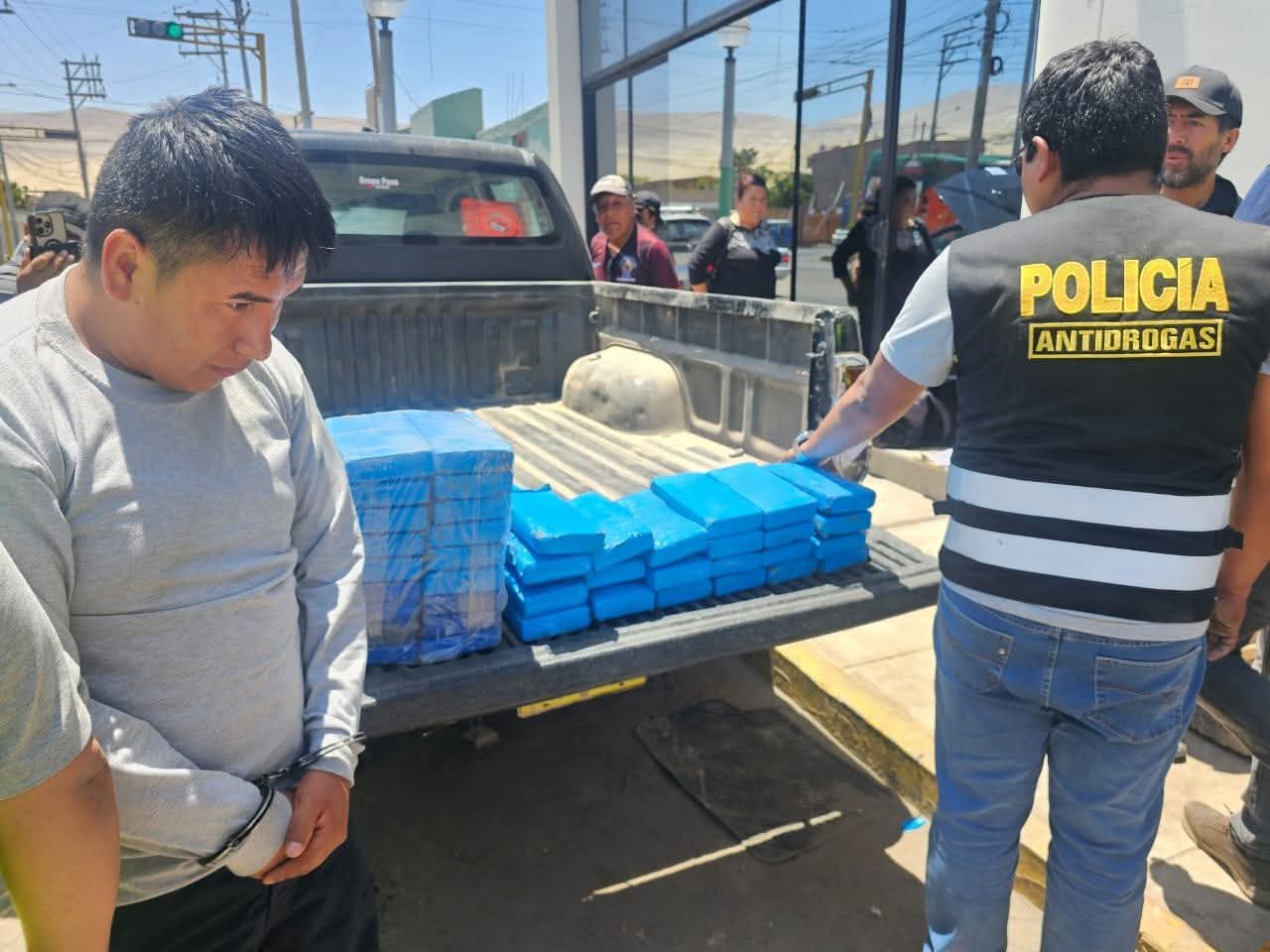 Investigan a conductor detenido con 40 paquetes de droga en Camaná