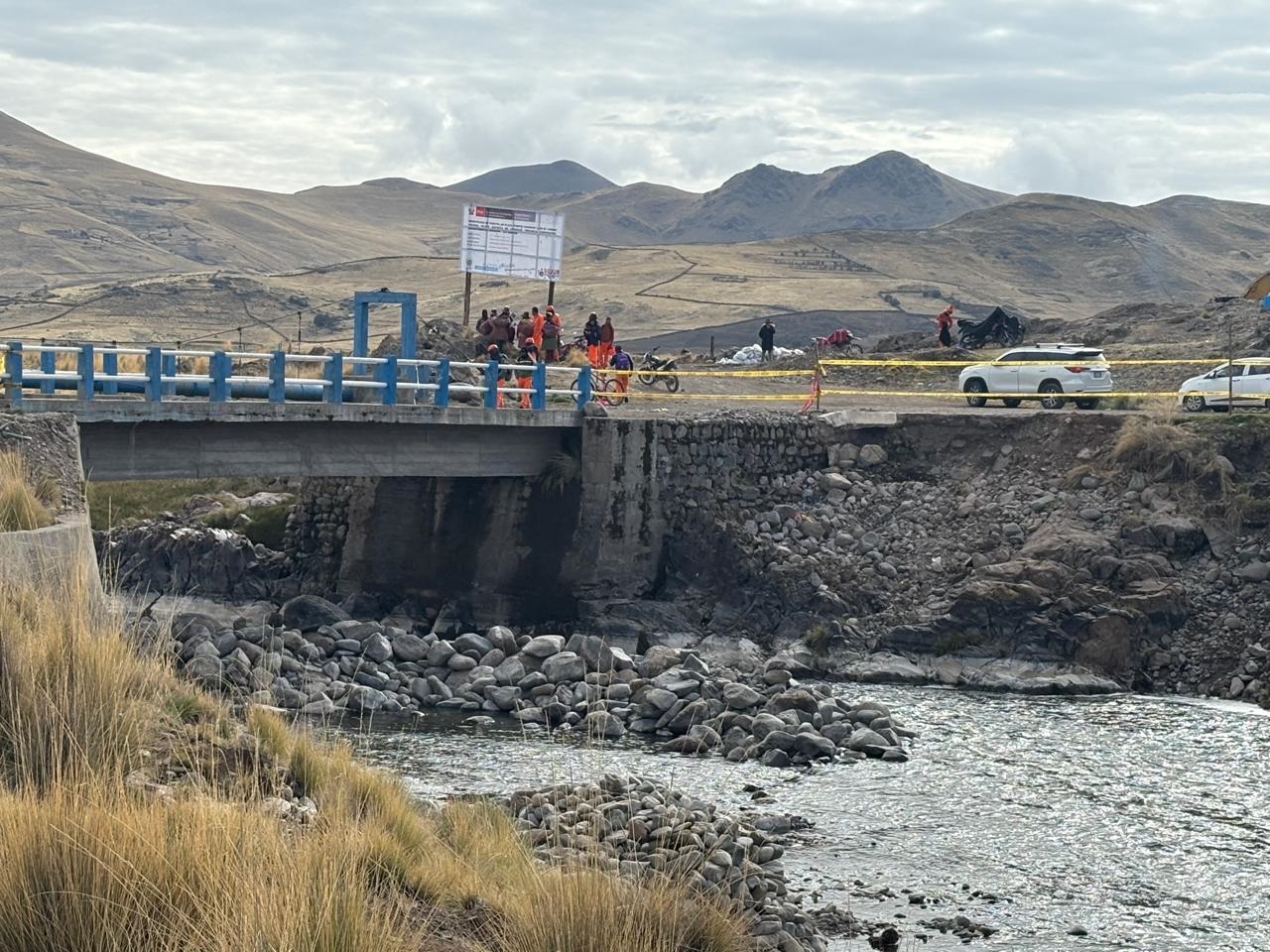 Colapsa puente en Cayarani por nevadas y lluvias intensas