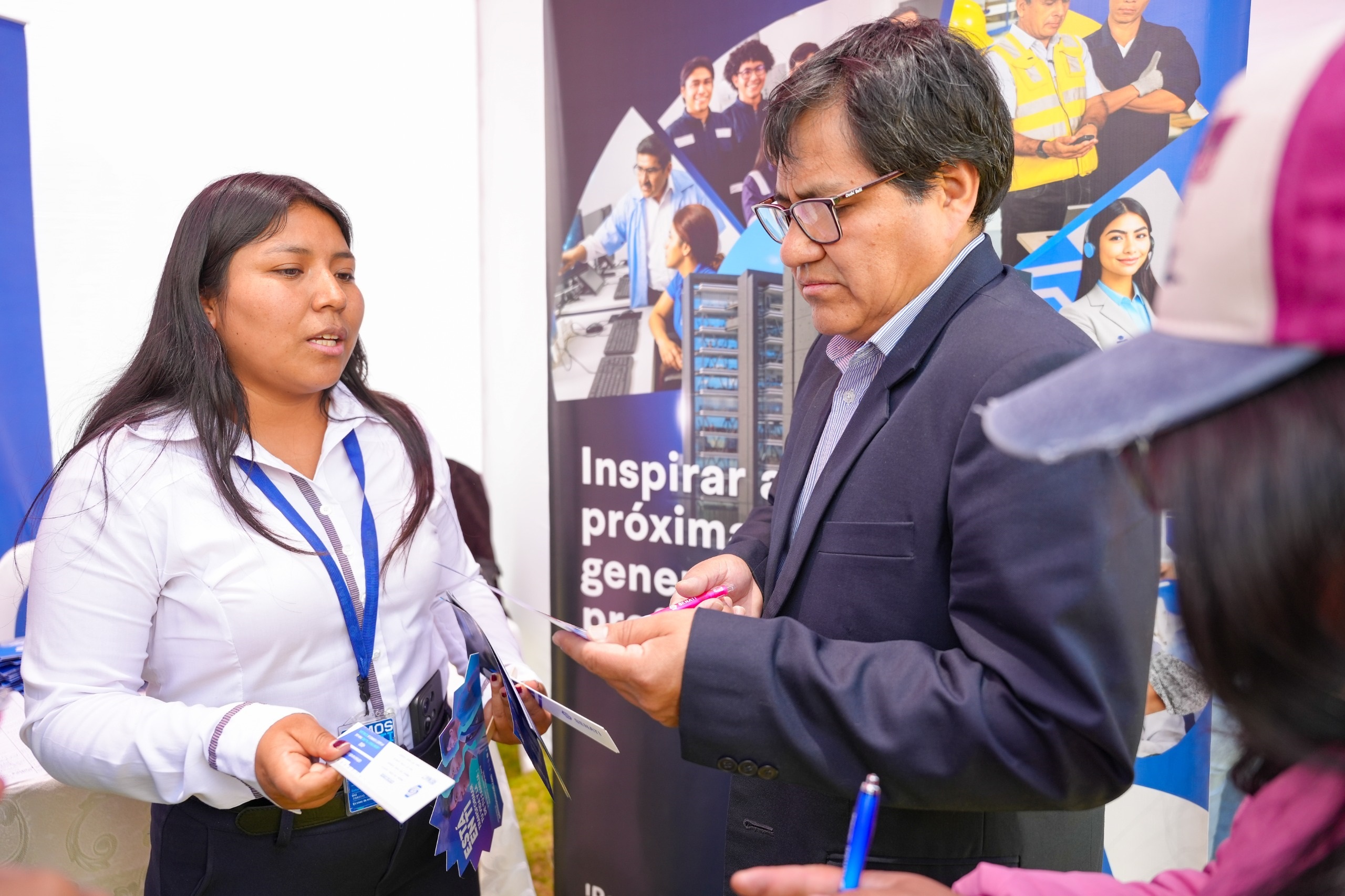 Más de 2 mil personas en maratón de empleo