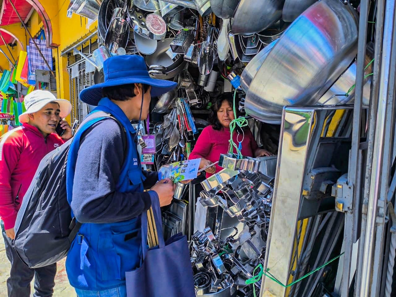 Orientan a comerciantes en manejo de residuos